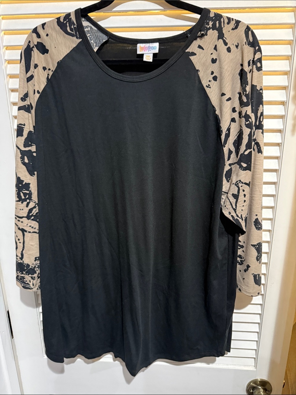 Black Raglan Sleeve Men's Shirt with Taupe Print